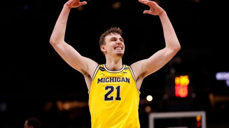 台上热烈讨 台上热烈讨